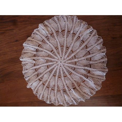 Napperon Rond En Fil Blanc.Diamètre 31 Cm.