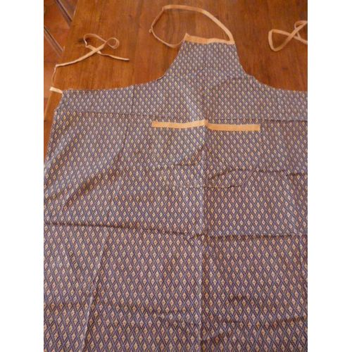 Tablier De Cuisine Neuf En Coton À Damiers Bleus Et Blancs.Une Poche Sur Le Devant.