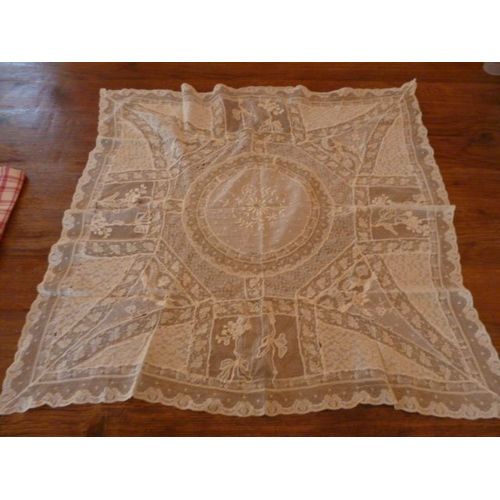 Grand Napperon Ancien Carré En Dentelle Plusieurs Motifs De Broderies.63 Cm X 63 Cm.Quelques Accidents