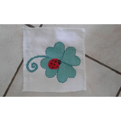 Trèfle À 4 Feuilles Avec Coccinelle Au Point De Croix 19,7 Cm X 18,8 Cm