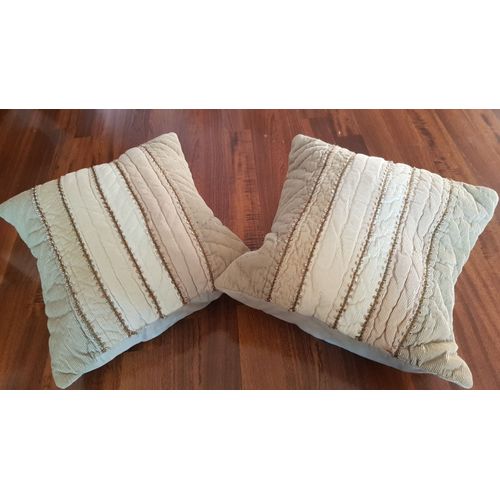 Deux Coussins Carrés Velours Vert D'eau Et Beige