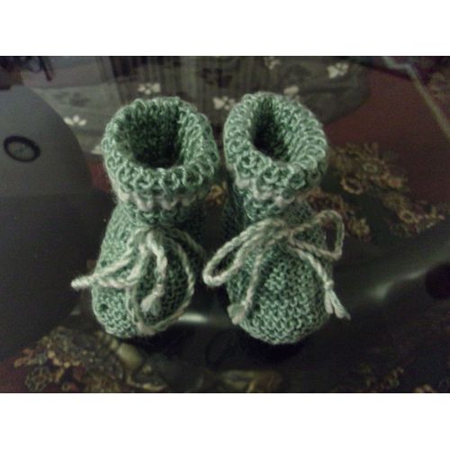 Chaussons En Laine Pour Bébé, En Vert Et Blanc.