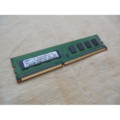 Samsung 1Go Ram Barrette Mémoire M378B2873EH1-CF8 DDR3 PC3-8500U 1Rx8 Pc Bureau