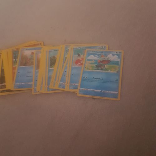 Vend Différentes Variétés De Cartes Pokemon Épée Et Bouclier Car Beaucoup De Doublons