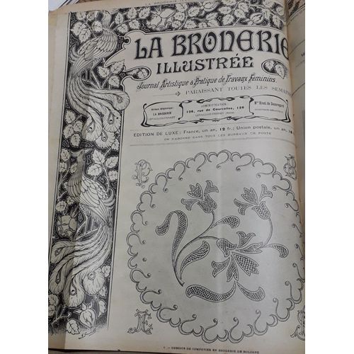 La Broderie Illustrée - Journal Artistique Et Pratique De Travaux Féminins, 6e Année, N°42 (18 Octobre 1903) : Dessous De Compotier En Broderie / Deux Coins De Mouchoirs Brodés / Voile De Fauteuil En(...)