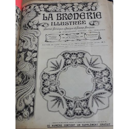 La Broderie Illustrée - Journal Artistique Et Pratique De Travaux Féminins, 6e Année, N°44 (1er Novembre 1903) : Dessous De Bouteille Assorti Au Chemin De Table Publié Dans Le N°38 / Tablier De Jeune(...)