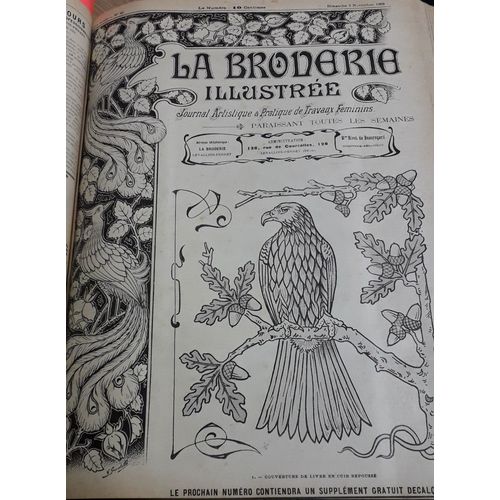 La Broderie Illustrée - Journal Artistique Et Pratique De Travaux Féminins, 6e Année, N°45 (8 Novembre 1903) : Couverture De Livre En Cuir / Dessous De Ravier En Broderie Richelieu / Croquis D Une(...)