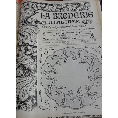 La Broderie Illustrée - Journal Artistique Et Pratique De Travaux Féminins, 7e Année, N°47 (20 Novembre 1904) : Dessous De Bouteille En Broderie / Croquis D Un Joli Plumer En Noyer, Orné De Broderie(...)