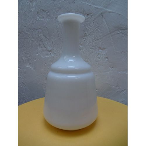 vase en opaline blanche