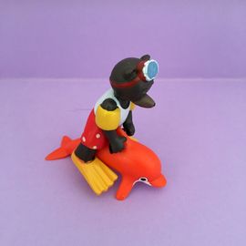 Figurine Petit Ours Brun Sur Un Dauphin (Bayard Sa 1975)