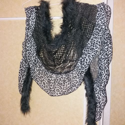 Châle En Broderie Noire Bordée De Fourrure Synthétique Longueur 1,8m, Hauteur 0,5m
