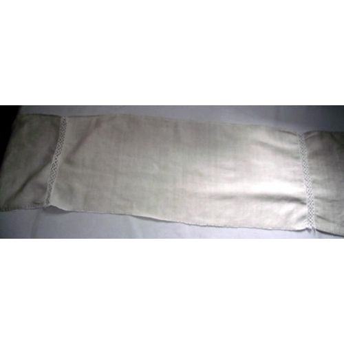 Coupon De Tissu Ancien Avec Dentelle Pour Couturière Et Créatrices .Peut Faire Un Chemin De Table Ou Dessus De Bahut Un Côté Avec Ourlet 3 Côtés À Ourler .  L 117,5 Cm L 25 Cm Largeur Dentelle 2 Cm