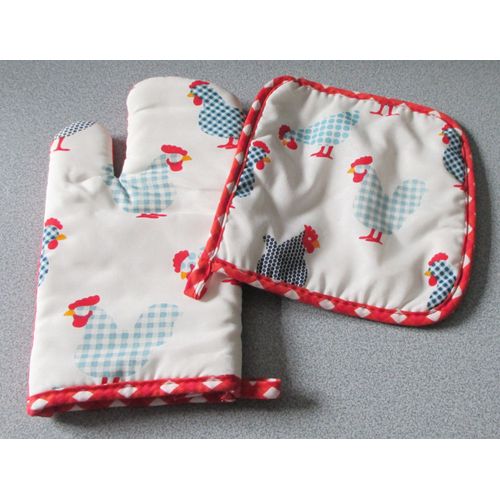 Manique Et Gant De Cuisine Assortis -1 Face Fond Blanc Décoré De Poules-1 Face Fond Rouge Surpiqué-Ganse Rouge Et Blanche Autour Avec Petite Accroche-Carré D¿Azur-80%Polyester/20%Coton