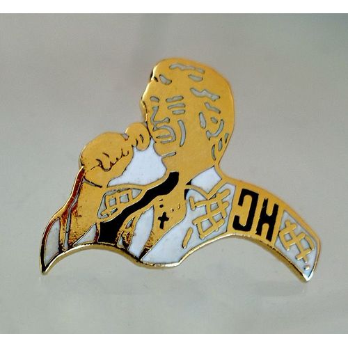 Pins Johnny Hallyday Et Micro. Pins Dore Et Blanc. Lettre Jh En Noir. Superbe. Belle Qualité Egf. Signé Edito Sedicom.