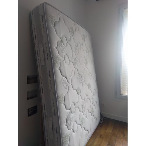 Matelas Aloe Vera 140×190 Moins D'un An D'utilisation, Dans Un État Impeccable. Vendu Pour Cause De Déménagement