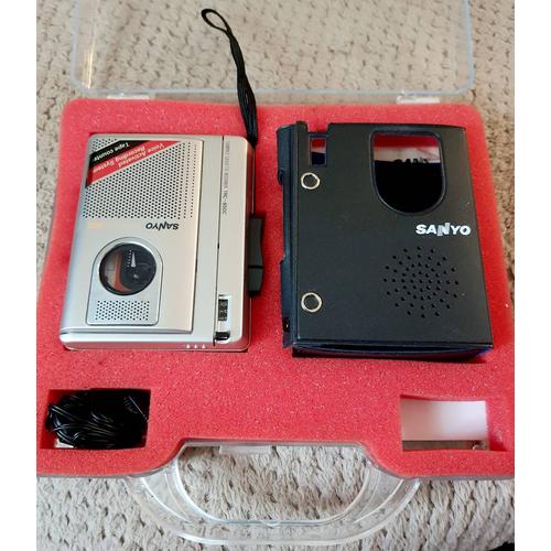 Lecteur Enregistreur cassette Sanyo T.R.C 850 C , sa housse assortie & ses écouteurs