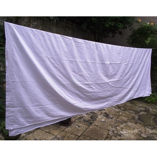 Drap Plat Coton Blanc Lit 1 Pers Bordure Brodé Point De Bourdon .Parfait État Comme Neuf Un Côté Cousu Main . Dimensions Longueur 2,97 M Largeur 1,98 M Lavé À 60 ° Et Repassé Par Mes Soins .