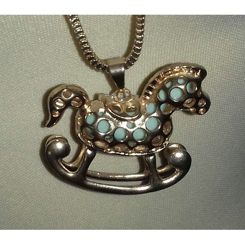 Superbe Cheval En Pendentif 4,5 X 5 Cm Avec Sa Chaine
