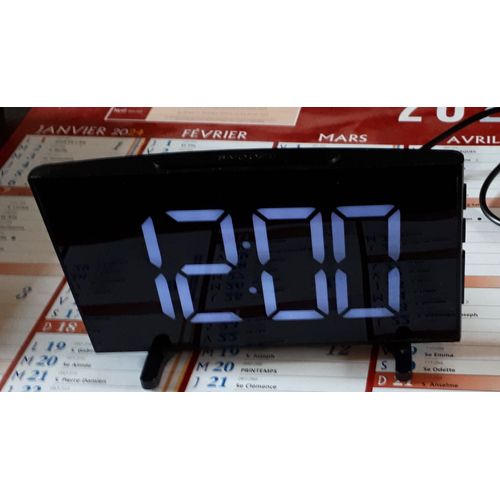 Réveil numérique YISSVIC modèle YGH5232 noir avec affichage blanc - fabrication 2022- double alarme - avec adaptateur secteur et mode d'emploi - 15x8cm - design élégant sur un petit support