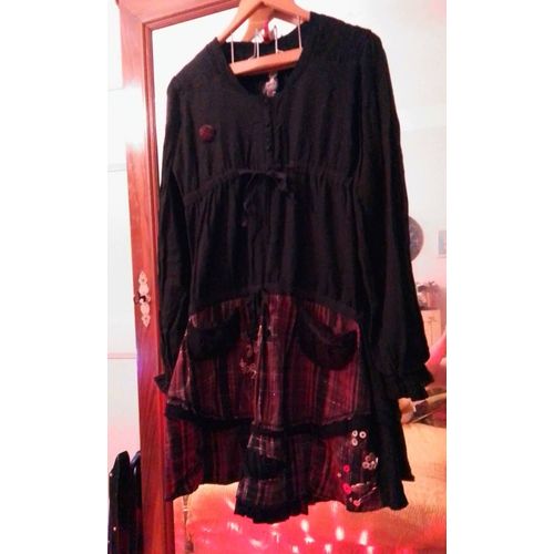 Robe Noire Motifs Carreaux Bordeaux Et Boutons Cousus 40 L Desigual.