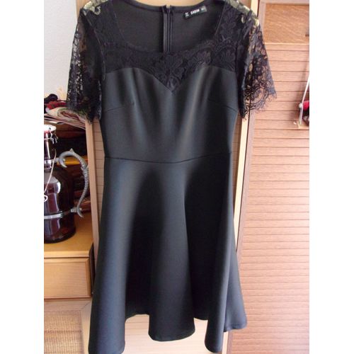 Robe Noire Élégante.