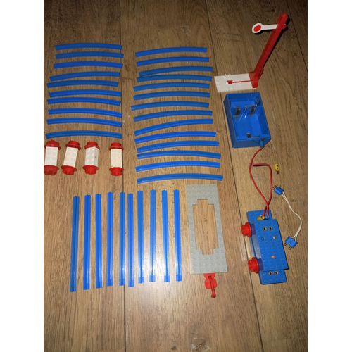 RARE ANCIEN TRAIN LEGO énorme lot 44 pièces rails droit et virage courbé + 4 roues pour wagons électrique moteur train de marchandises cables boitier piles passage à niveau barrière attache electric m