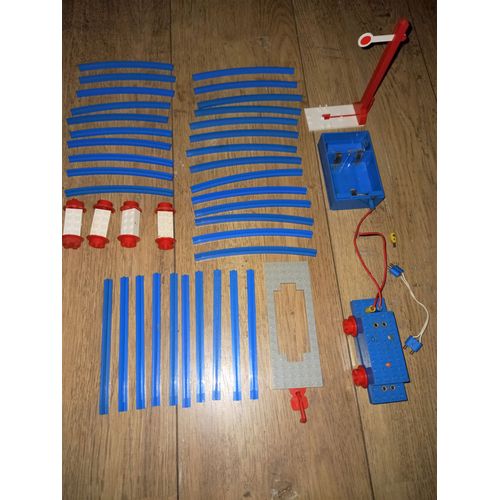 Rare Ancien Train Lego Énorme Lot 44 Pièces Rails Droit Et Virage Courbé + 4 Roues Pour Wagons Électrique Moteur Train De Marchandises Cables Boitier Piles Passage À Niveau Barrière Attache Electric M