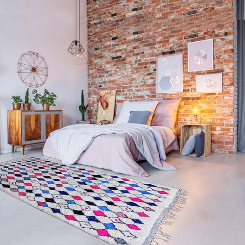 Authentique Tapis Berbère 140x235 Fait À La Main En Laine Blanc Cassé Et Rose Azilal 10 Motif Ethnic