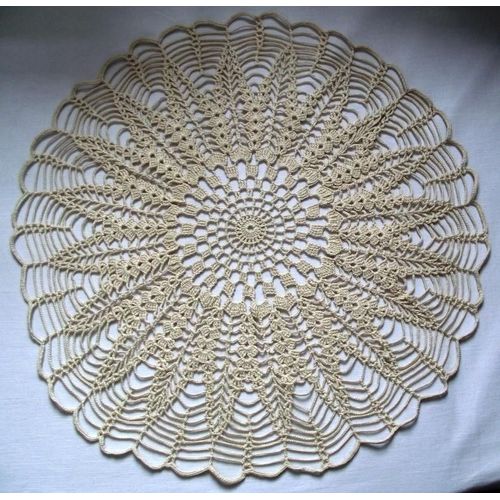 Centre de table en coton écru au crochet fait main diamètre 42 cm état neuf . Lavé et repassé par mes soins mais pas amidonné.
