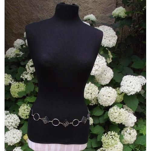 Ceinture Vintage Anneau Métal Chainette Et Carreau Fantaisie À Pois . Longueur Jusqu'au Point D'attache 88 Cm Longueur Totale Avec Chainette 115 Cm .