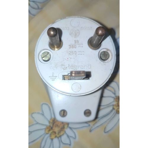 Fiche Male 220 Volts 2P+T - Legrand Réf 55132/55152