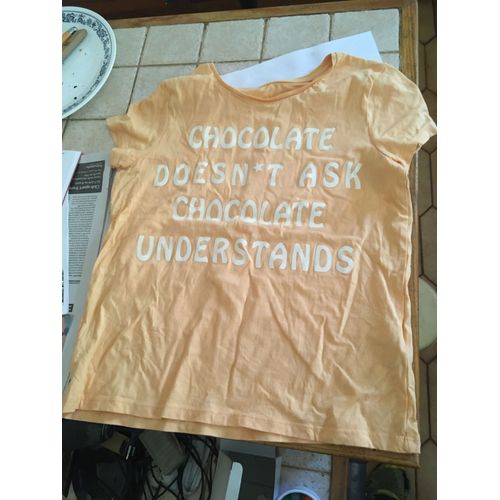 T-Shirt Enfant Taille 1 "Chocolate Doesn't Ask Chocolate Understands"