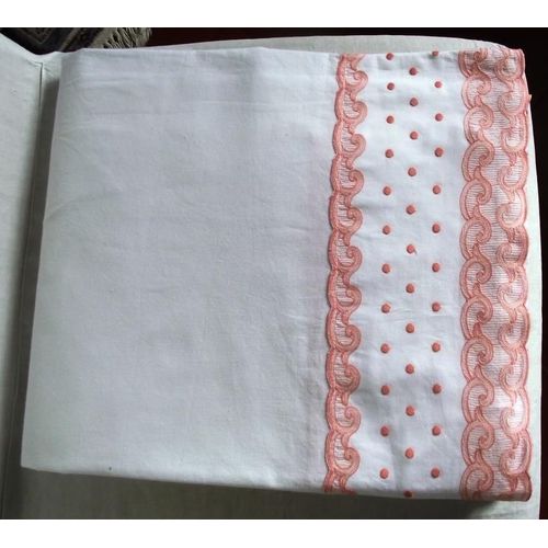 Drap Plat Coton Blanc Galon Galon Brodé Rose Corail Pour Lit 2 Pers Dimensions Longueur 2.94m Largeur 2.30m.