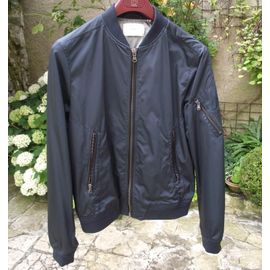 Veste Homme Ikks Bleu Marine Taille M. Style Harringtoncol Rond, Manches Longues , 2 Poches Zippées Côtés 1 Poche Intérieure Zippée 1 Petite Poche Zippée Épaule Longueur 65 Cm Carrure