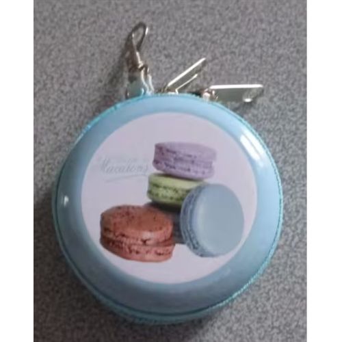 Sac shopping pliable se rangeant dans une coque plastique rigide turquoise décorée La Folie des Macarons-diamètre coque fermée 7cm-double fermeture éclair-avec anneau porte-clés-CMP Réf.SH1350