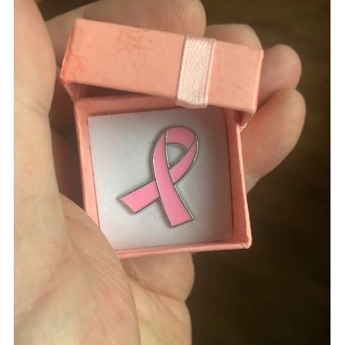 Véritable Pins Ruban Rose Avec Sa Boite Cadeau Rose