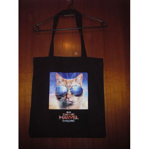 Sac collector à hanses en tissu Marvel Studio, coloris noir + sérigraphie " CAPTAIN MARVEL " multicolore, longueur hanses 32 cm, profondeur sac 40 cm, largeur sac 37 cm, 100% coton.