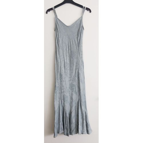 Robe Longue Grise Satinee A Dragons Brodes. Fines Bretelles. Caroll. Taille 36