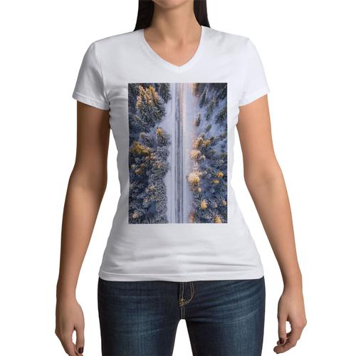 T-Shirt Femme Col V Forêt De Pins Sous La Neige Traversée Par Une Route Vue Aérienne Paysage 2