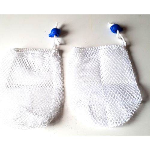 Deux petits sacs/pochettes en maille ajourée-blancs avec cordons de serrage et boule de fermeture bleue-pouvant servir à divers usages-15x11x6cm