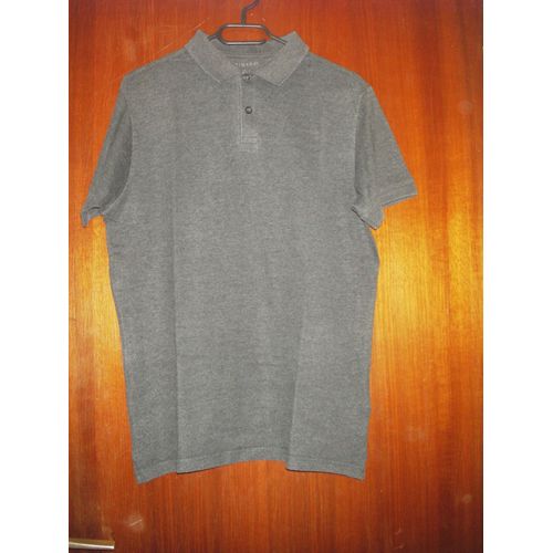 Polo Manches Courtes Homme Primark, Taille M, Coloris Gris Foncé, Col V, Fermeture 2 Boutons + 1 Bouton De Secours Sur L'étiquette Matières, Ouvert Sur Les Cotés Sur Le Bas, 60% Coton, 40% Polyester.