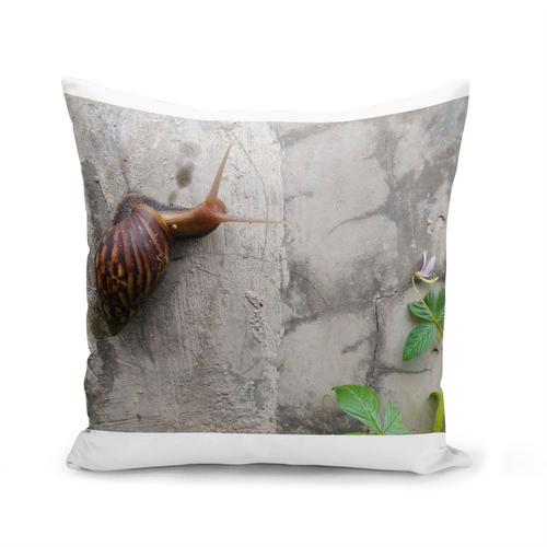 Housse De Coussin 40x40 Cm Escargot Escalade Un Rocher Pour Atteindre Une Fleur Violette