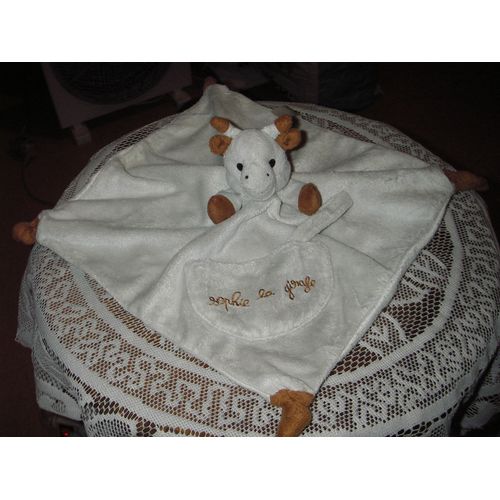 Doudou Carré Sophie La Girafe, Colorie Blanc Cassé, Marron, Pochette, Attache Tétine, Dimensions: 30 X 30 X 30 Cm.