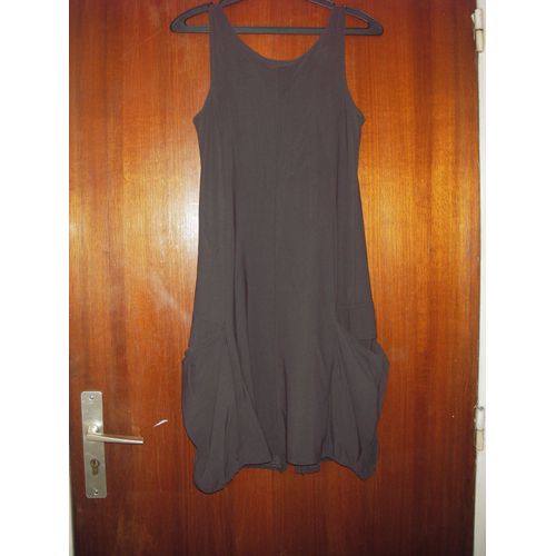 Modèle Dépose Tunique Carella Marque Deca À Vous À Nous, Taille 1, Coloris Marron, 2 Poches Plissées Au Bas De La Robe, Zippée A L Arrière, 72% Polyamide, 28% Élasthane, Dimensions: Longueur 90 Cm, To