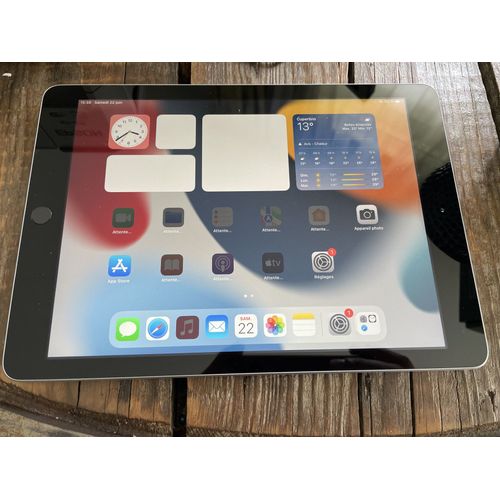 Apple iPad A1822 9.7" 5ème Génération 32 Go argent + Coq de protection et chargeur