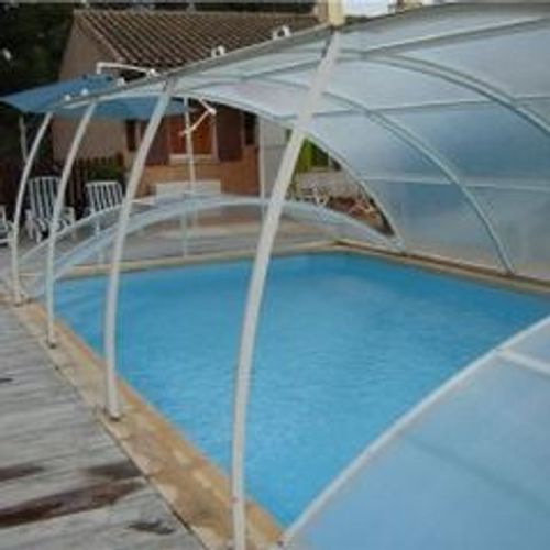Abris piscine bas clair 8m x 4m à poser sur terrasse