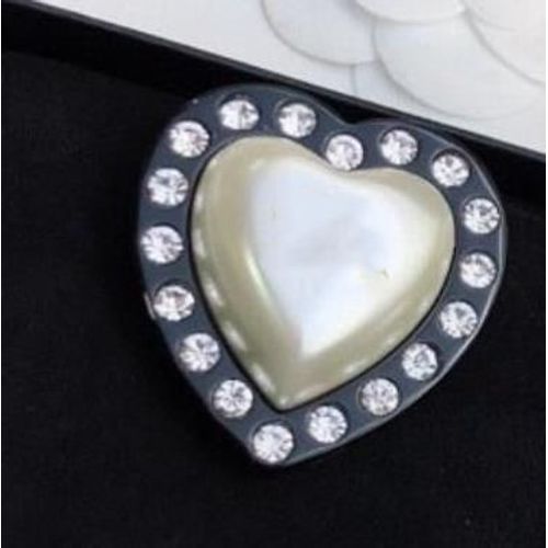 Offre Spéciale Bijoux De Fête De Marque Célèbre Pour Femmes, Zircon Blanc Noir Résine Vintage Design Coeur C Broches À Timbres Cadeaux Pour Filles