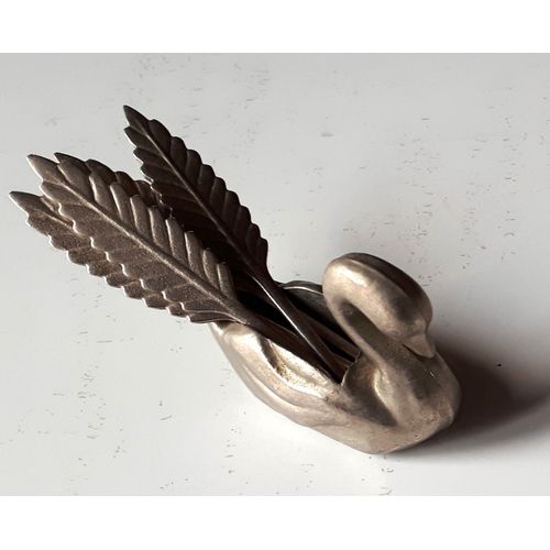 Petit Cygne En Métal Argenté Contenant 4 Piques En Forme De Plumes-5x4cm Avec Piques De 8.5cm-Objet Ancien Noirci Et Oxydé À Nettoyer Et Tel Que Montré Sur Les Photos