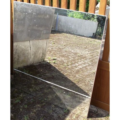 Miroir sans cadre 105 cm x 103 cm très bon état à prendre chez le vendeur 58300 Ni expédition Ni livraison .