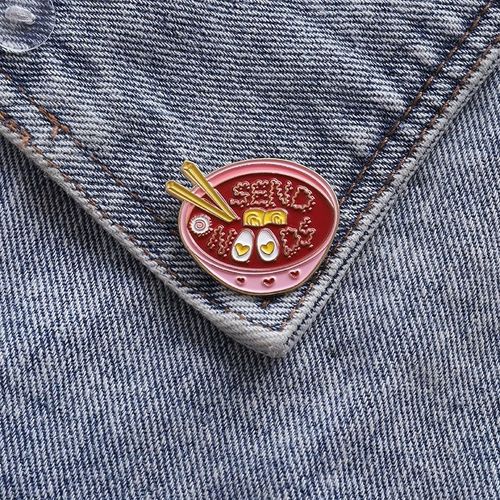 Broche ¿Ufs Ramen En En Émail Rose Bol Nouilles Badge Broches Personnalisées Sac Vêtements Épingle À Revers Dessin Animé Nourriture Bijoux Cadeau Pour Enfants Amis